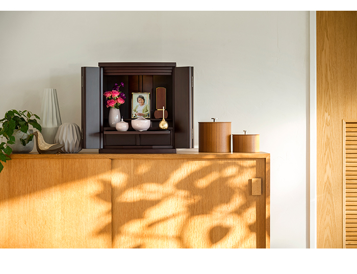 大野屋のシンプル仏壇はご供養に必要な品が一式セットになっています。届いたその日から大切な方を安心してお祀りいただけます。
コンパクトなミニ仏壇から設置台が付いて据え置きできる仏壇まで、豊富な品揃えです。思い思いに故人を偲び、暮らすための新しい空間として、専門スタッフがセット内容を厳選しました。